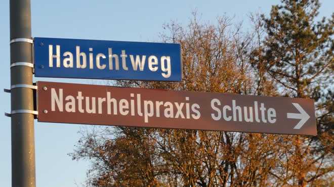 Strassenschild der Heilpraxis